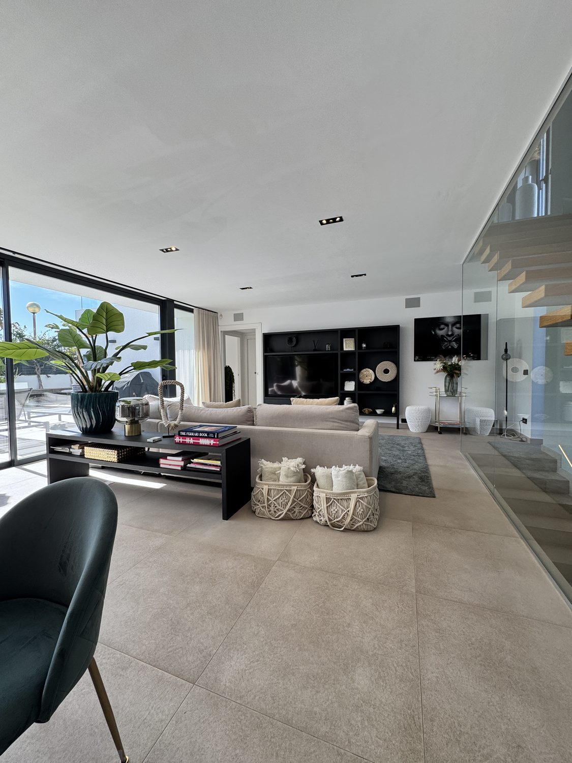 Echter Wohnraum einer Immobilie auf Ibiza mit Terrasse und Meerblick