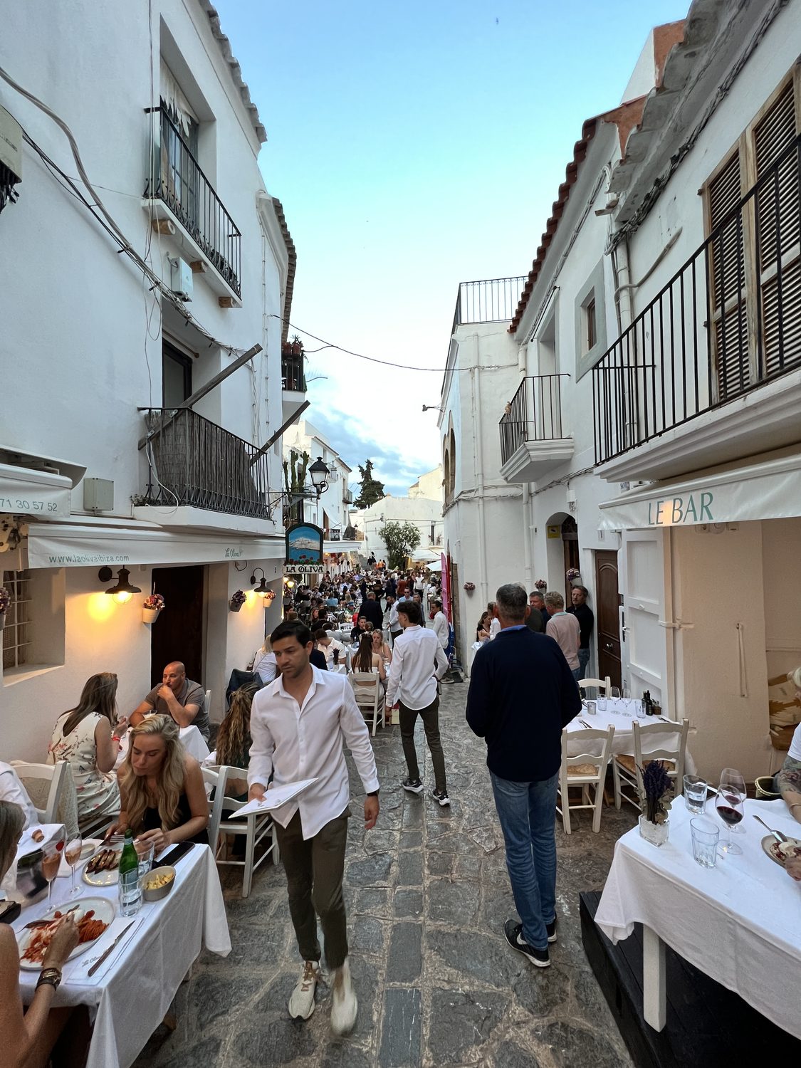 Abendstimmung in einer belebten Gasse auf Ibiza