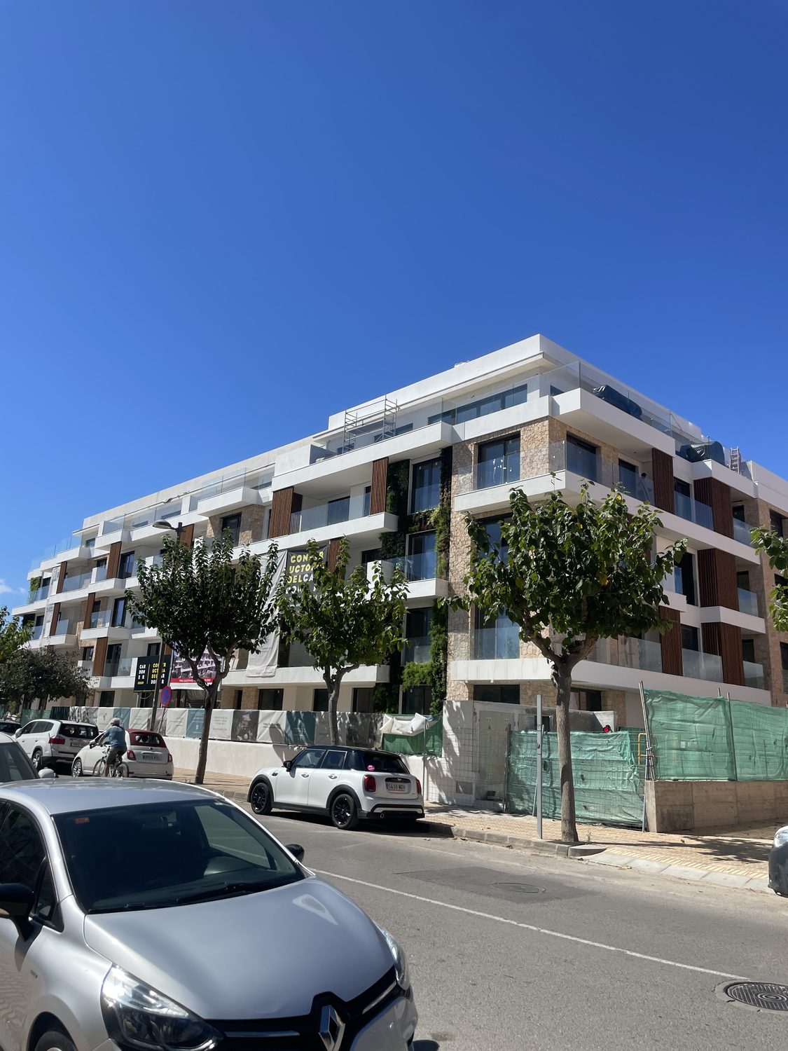 Wohnanlage und Straße auf Ibiza als realer Vor-Ort-Eindruck