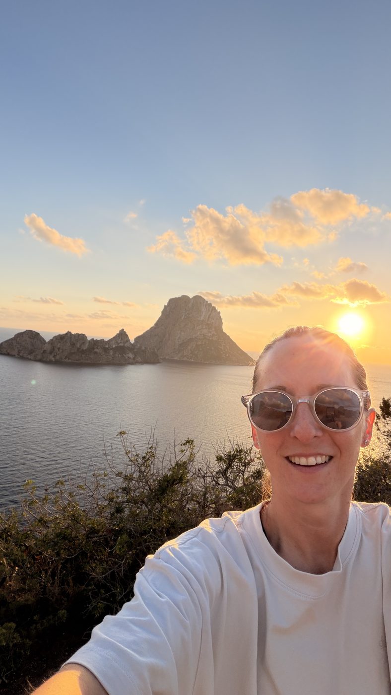 Martina Eggenfellner bei Sonnenuntergang auf Ibiza