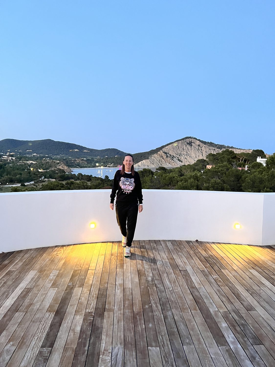 Martina Eggenfellner auf einer Terrasse auf Ibiza
